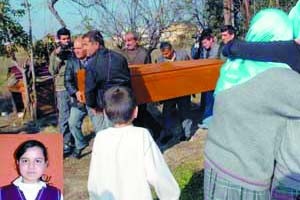 Uyuyan kızını elleriyle boğdu