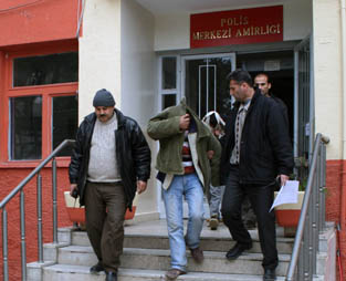Halasının altınlarını çaldı yakalandı Halasının altınlarını çaldı yakalandı