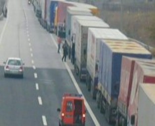 Suriye nakliyatçılar için çile kapısı oldu Suriye nakliyatçılar için çile kapısı oldu