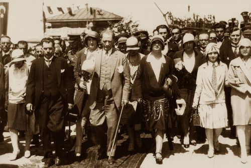 Atatürk'ün sansürlenen fotoğrafları
