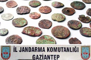 Sikkeleri çorabına saklamış!