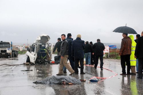 Gaziantep Nizip Karayolunda Kazada: 14 Kişi Öldü, ...