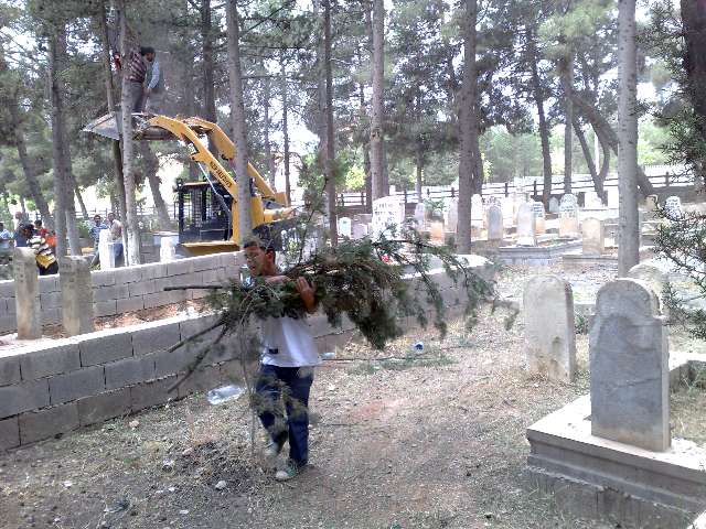 Mezarlıktaki Çalışmalar