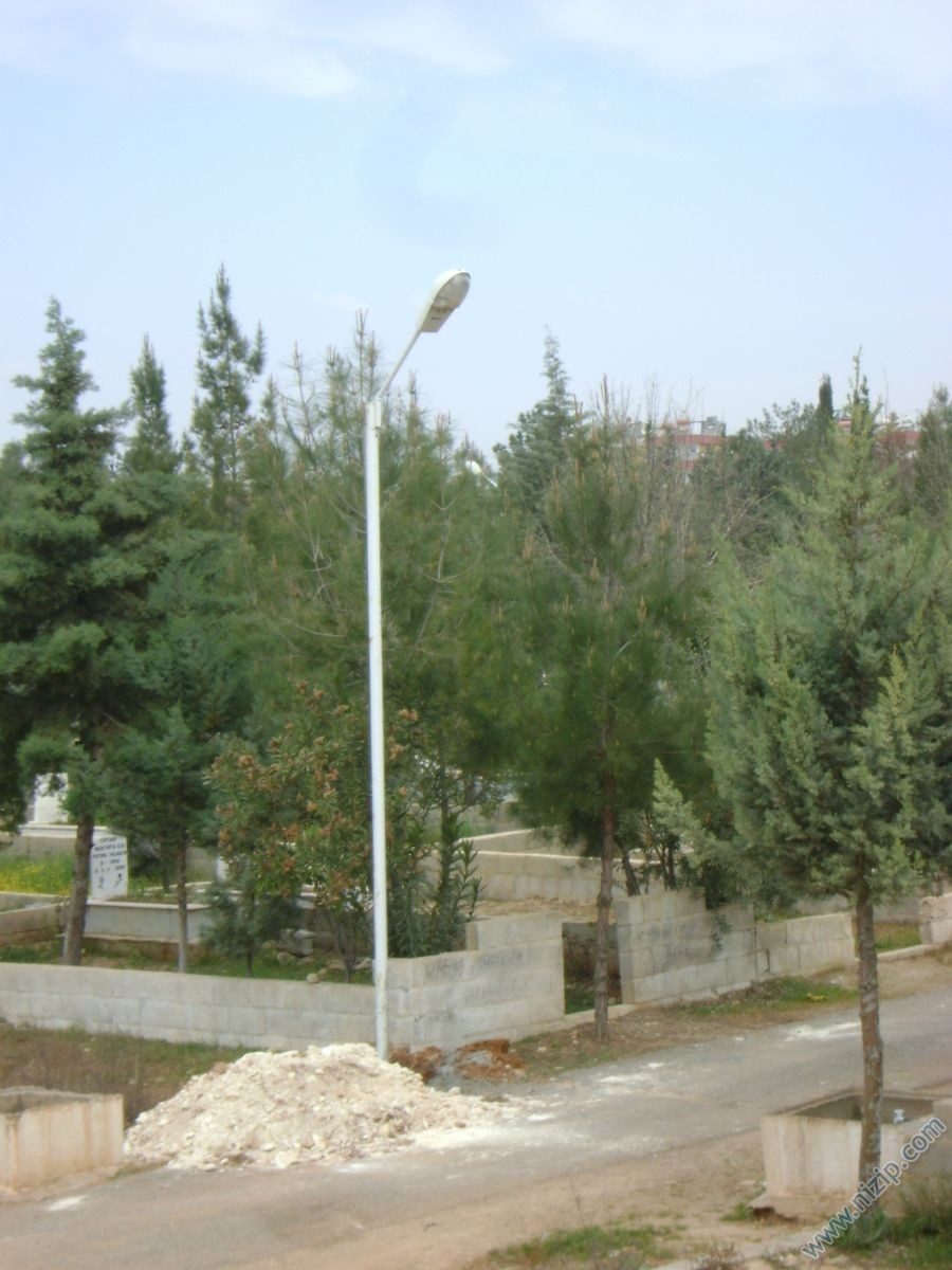 mezarlık aydınlatılıyor