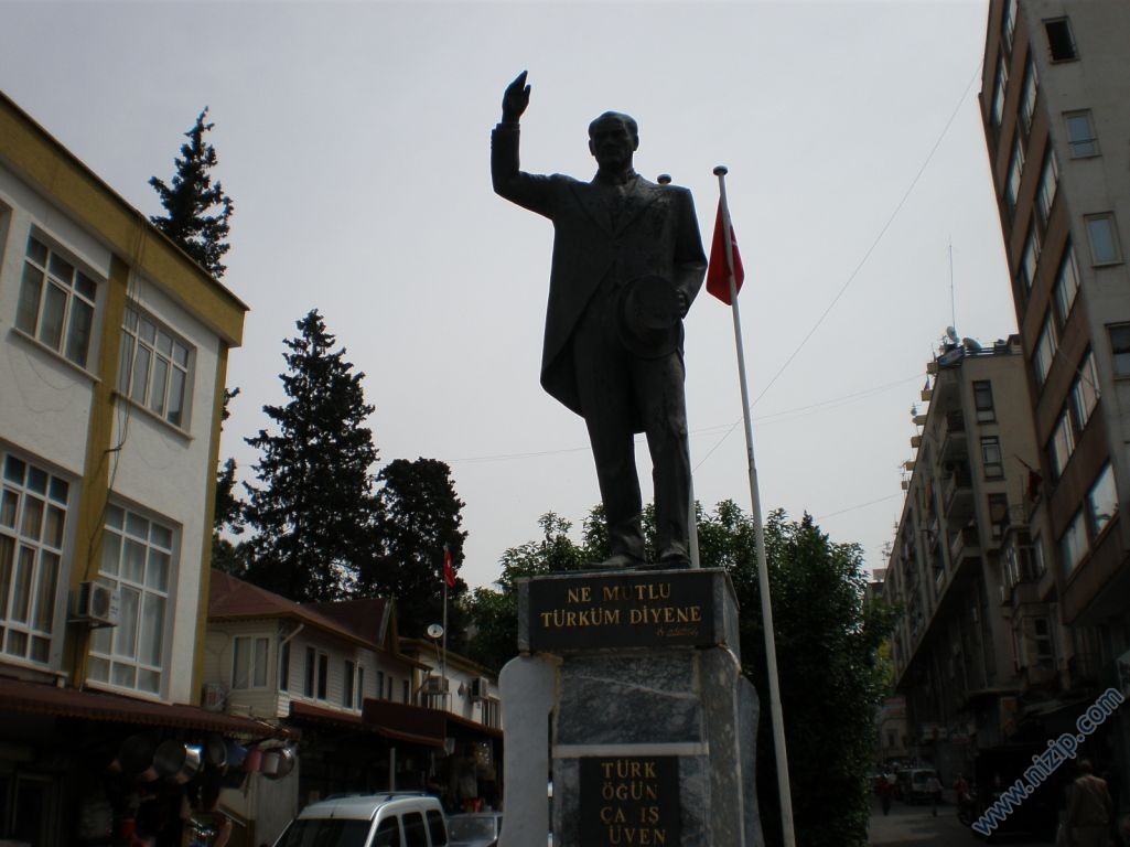 Atatürk heykeli zor durumda