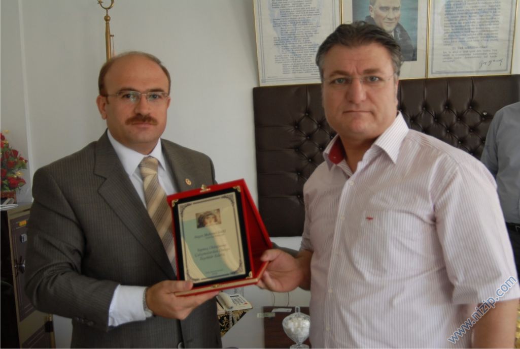 Sürücü Kurslarından Milletvekili Sarıya plaket Sürücü Kurslarından Milletvekili Sarıya plaket