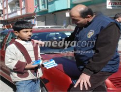 Mendil Satan Çocuğa, Polis Şefkati