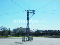 Yol Ortasındaki Elektrik Direklerine Tepki