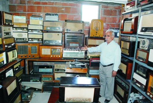 Eski Radyolara, Gözü Gibi Bakıyor