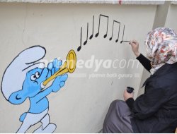 Öğretmen ve Öğrenciler, Okul Duvarını Süsledi
