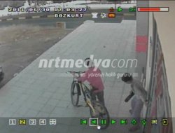Bisiklet Hırsızları Güvenlik Kamerasında Bisiklet Hırsızları Güvenlik Kamerasında
