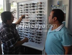 Güneş Gözlükleri Vitrinleri Süslemeye Başladı Güneş Gözlükleri Vitrinleri Süslemeye Başladı