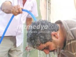 Nizip'teki Sıcak Hava Bunalttı Nizip'teki Sıcak Hava Bunalttı