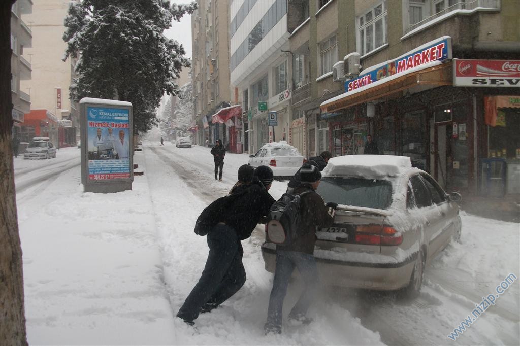 Nizip'te kar kalınlığı 25 cm'ye ulaştı