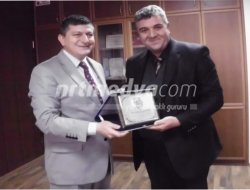 Taksicilerden Emniyete Plaket Taksicilerden Emniyete Plaket