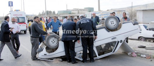 Video:   LASTİĞİ PATLAYAN OTOMOBİL KARŞI ŞERİDE GEÇTİ