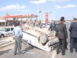 Video:   LASTİĞİ PATLAYAN OTOMOBİL KARŞI ŞERİDE GEÇTİ