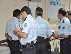 Köylüler takipteki polis otosunun önünü kesti Köylüler takipteki polis otosunun önünü kesti