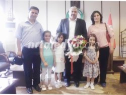 Başkan Akdoğan'a "Minik" bir Ziyaret Başkan Akdoğan'a "Minik" bir Ziyaret