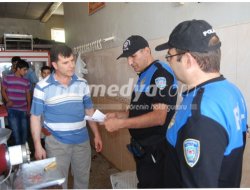 Polis el ilanı ile vatandaşı bilgilendirdi Polis el ilanı ile vatandaşı bilgilendirdi
