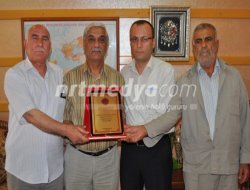 Video: MUHTARLARDAN NRT YÖNETİMİNE PLAKET Video: MUHTARLARDAN NRT YÖNETİMİNE PLAKET