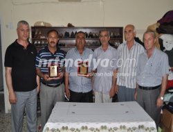 Sevgi Mağazasına katkı sağlayanlara plaket Sevgi Mağazasına katkı sağlayanlara plaket