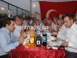 Nizip Ülkü Ocakları'ndan İftar Yemeği Nizip Ülkü Ocakları'ndan İftar Yemeği