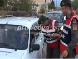 Video: JANDARMA HEM UYARDI, HEM ÇİKOLATA İKRAM ETTİ Video: JANDARMA HEM UYARDI, HEM ÇİKOLATA İKRAM ETTİ