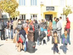 Suriyeliler Geceyi Taziye Evinde Geçirdi Suriyeliler Geceyi Taziye Evinde Geçirdi