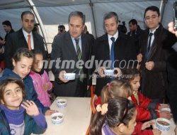 çadır kentte aşure dağıtımı çadır kentte aşure dağıtımı