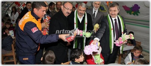 Suriyeli Çocukları Oyuncakla Sevindirdiler Suriyeli Çocukları Oyuncakla Sevindirdiler