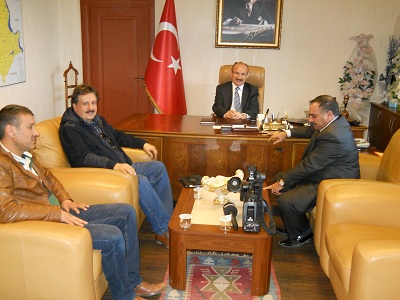 Sinema ve ses sanatçısı Gökhan Güney, Kaymakam Yaşar KARADENİZ’i ziyaret etti. Sinema ve ses sanatçısı Gökhan Güney, Kaymakam Yaşar KARADENİZ’i ziyaret etti.