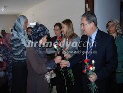 Suriyeli Kadınlara Karanfil