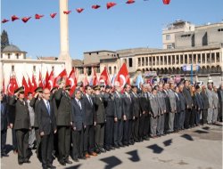 Video: 18 MART ŞEHİTLERİ ANMA GÜNÜ VE ÇANAKKALE DENİZ ZAFERİ\'NİN 98\'İNCİ YILI Video: 18 MART ŞEHİTLERİ ANMA GÜNÜ VE ÇANAKKALE DENİZ ZAFERİ\'NİN 98\'İNCİ YILI