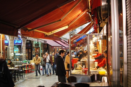 Taksim'de Uykusuz Demler Taksim'de Uykusuz Demler