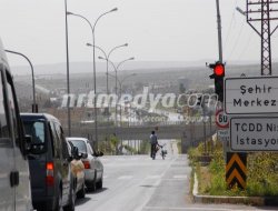 E90'da Bisikletle Ekmek Taşıyan Genç Tehlikeye yol açıyor