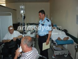 Nizip\'te minibüs kamyonete çarptı: 1 ölü, 4 yaralı Nizip\'te minibüs kamyonete çarptı: 1 ölü, 4 yaralı