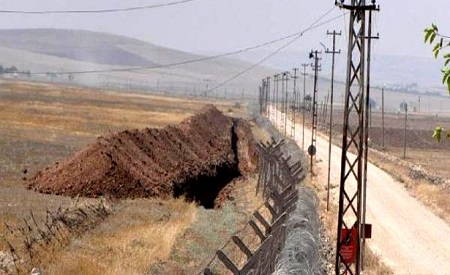 Karkamış'ta sınır hattına hendek kazılıyor Karkamış'ta sınır hattına hendek kazılıyor