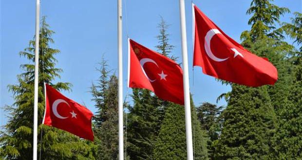 Nizip ilçesinde bayraklar yarıya indirildi