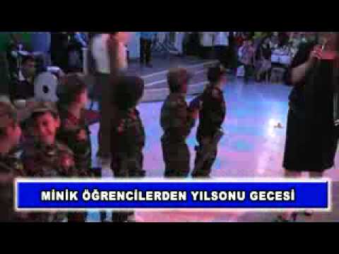 Minik öğrencilerden yılsonu gecesi