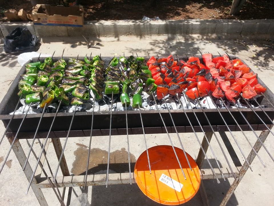 Sahre (piknik) deyince akla gelen ilk önce kebap yapım ve hazırlanışı