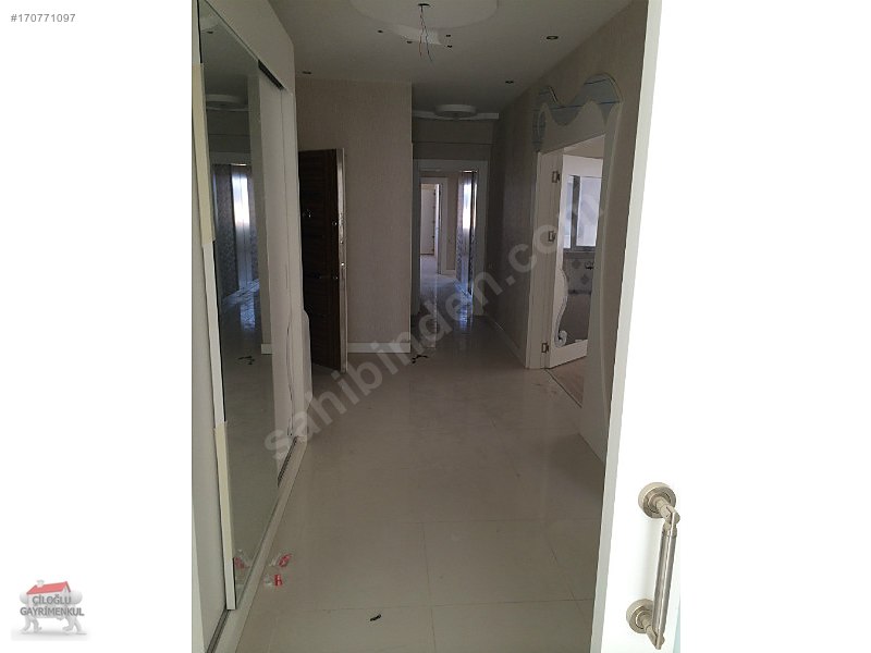4+1 2 banyo 220 m2 3 Kat Çınar Sitesinde Daire
