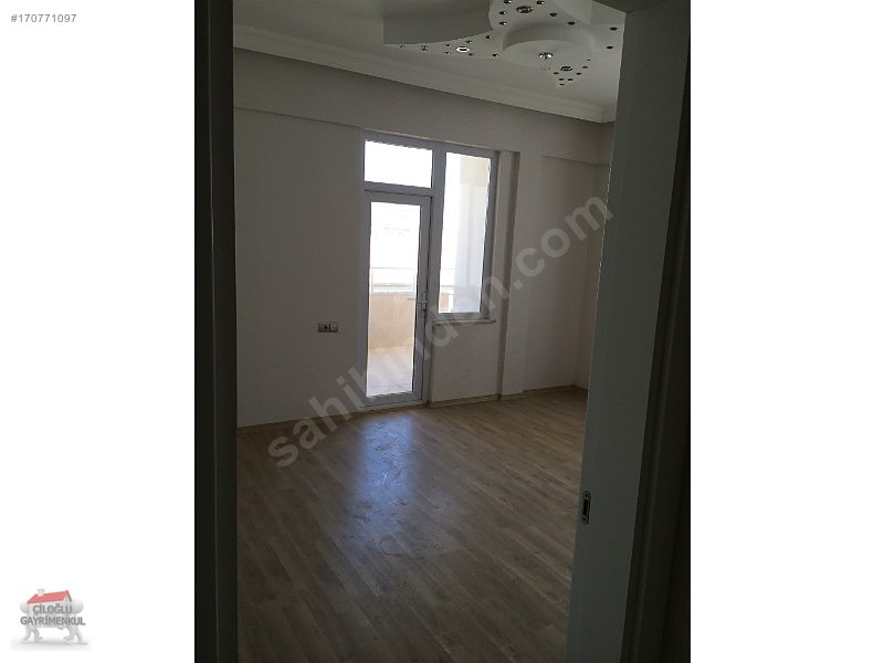 4+1 2 banyo 220 m2 3 Kat Çınar Sitesinde Daire