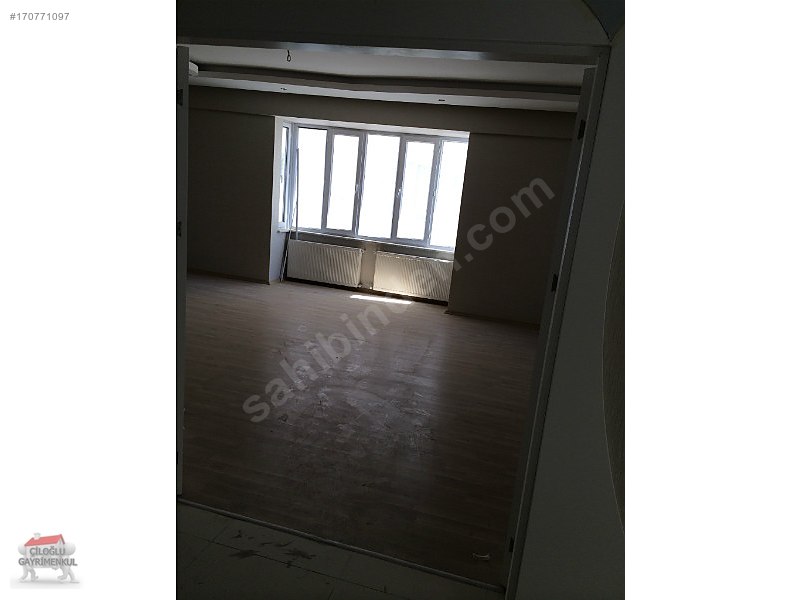 4+1 2 banyo 220 m2 3 Kat Çınar Sitesinde Daire
