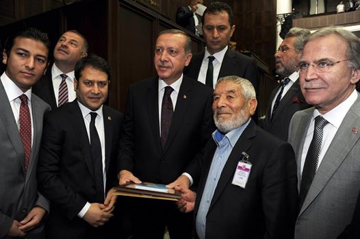 Şair Ahmet Şahin Başbakan'a Şiirlerini Sundu