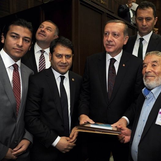 Şair Ahmet Şahin Başbakan'a Şiirlerini Sundu