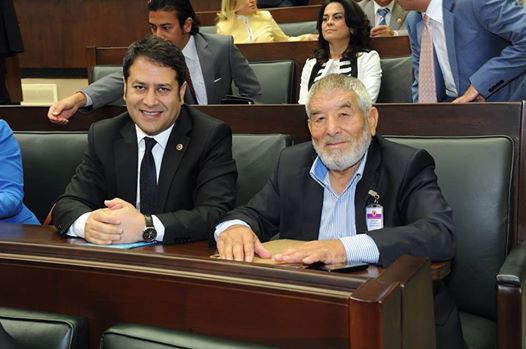 Şair Ahmet Şahin Başbakan'a Şiirlerini Sundu