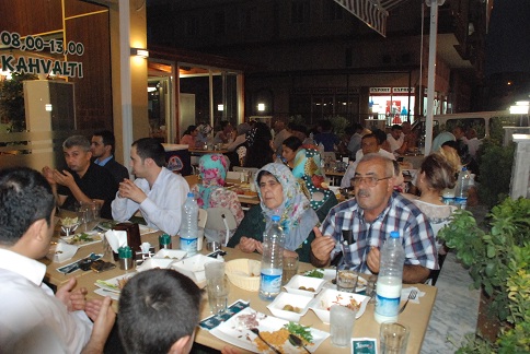 Nizip Organize Sanayi Bölgesinden Şehit ve Gazi ailelerine iftar yemeği Nizip Organize Sanayi Bölgesinden Şehit ve Gazi ailelerine iftar yemeği