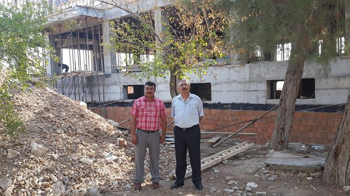 Kumla mahallesinde yapılan okul inşaatını şefimle incelemedeyiz.