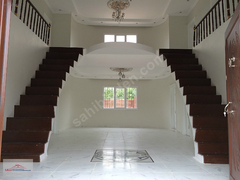 Ulu gayrimenkul den satılık havuzlu villa ana yola yakın